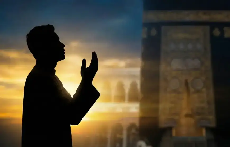 Ilustrasi siluet pria berdoa dengan khusyuk saat senja di depan Ka'bah, melambangkan Doa Nabi Adam sebagai pembuka pintu rezeki.