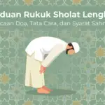 Ilustrasi flat design untuk artikel blog "Panduan Rukuk Sholat Lengkap". Gambar menunjukkan pria Muslim melakukan rukuk sempurna dengan punggung rata, berlatar pola arabesque hijau sage.