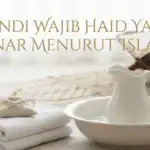 Ilustrasi tata cara mandi wajib haid yang benar menurut Islam dengan bejana air, handuk bersih, dan latar belakang tempat sholat.