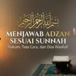 Featured image blog dengan judul besar "MENJAWAB ADZAN SESUAI SUNNAH" dan subjudul "Hukum, Tata Cara, dan Doa Wasilah". Di sebelah kiri terdapat siluet muadzin sedang mengumandangkan adzan dari menara masjid saat matahari terbenam. Di sebelah kanan, seorang pria Muslim duduk di atas sajadah dengan tangan menengadah sedang berdoa dengan khusyuk, di hadapannya terdapat Al-Quran yang terbuka.