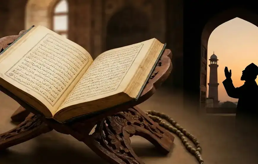 Ilustrasi gabungan yang menampilkan Kitab Kuning kuno terbuka di atas rehal kayu dengan tasbih di sebelah kiri, bersanding dengan siluet seorang muadzin sedang mengumandangkan adzan di jendela menara masjid saat senja di sebelah kanan. Gambar ini merepresentasikan pengertian adzan dan iqomah serta sejarahnya menurut kitab klasik.