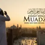 Ilustrasi muadzin di atas menara masjid saat senja, mengumandangkan azan dengan latar belakang pemandangan kota dan teks "Syarat Menjadi Muadzin yang Sah dan Sesuai Sunnah".