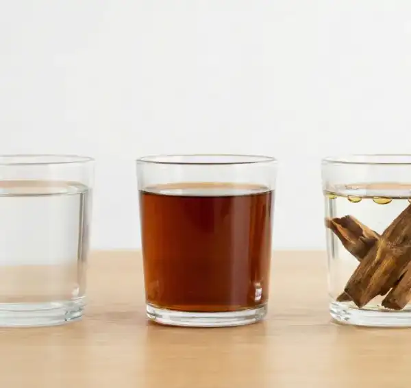 Perbandingan tiga gelas berisi air mutlak, air berubah warna (teh), dan air bercampur minyak untuk ilustrasi fiqih air mutaghayyir.