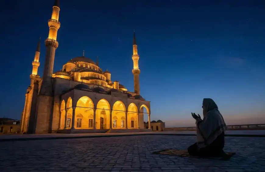 Home 19 Ilustrasi orang berdoa di halaman masjid yang indah pada malam hari, menggambarkan suasana waktu isya yang khusyuk.
