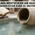 Cara Menyucikan Air Najis dan Musta'mal Menjadi Suci: Ngaji Kitab Asna al-Mathalib Ilustrasi air dalam wadah bermulut lebar yang dicelupkan ke dalam air tenang hingga permukaannya sejajar, menggambarkan syarat sah penyucian air mutanajjis menjadi dua qullah.