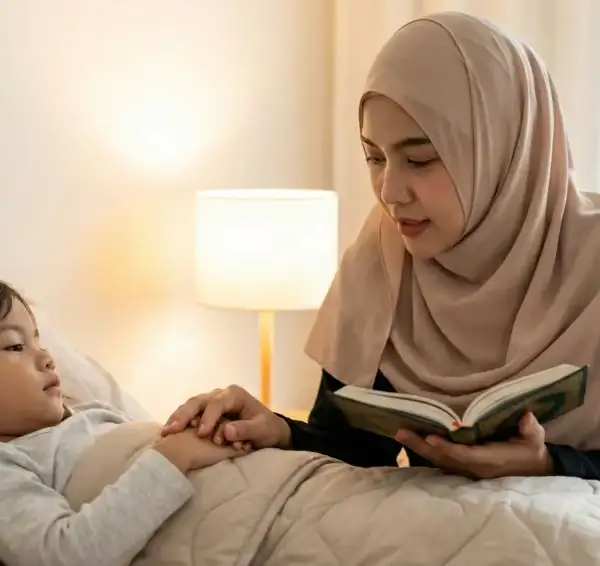 Seorang ibu Muslim membacakan doa dan ayat kursi untuk anaknya yang sedang sakit.