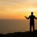 Ilustrasi Muslim berdiri di tebing saat senja, mengangkat tangan tanda berserah diri total kepada Rahmat Allah, sesuai doa Abu Bakrah.