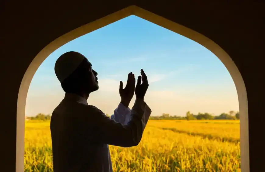 Home 29 Ilustrasi Muslim berdoa sapu jagat memohon kebaikan dunia dan akhirat.