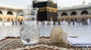 Home 7 Kendi berisi air zamzam di Masjidil Haram bersanding dengan gayung pembersih, mengilustrasikan hukum fiqih penggunaannya untuk najis.
