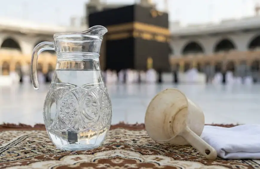 Home 19 Kendi berisi air zamzam di Masjidil Haram bersanding dengan gayung pembersih, mengilustrasikan hukum fiqih penggunaannya untuk najis.
