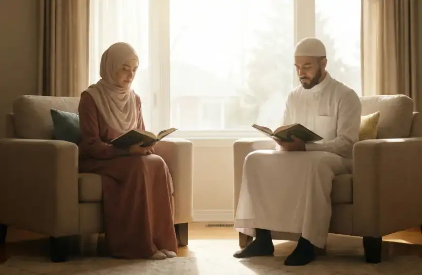 Pasangan suami istri Muslim duduk berjarak membaca Al-Qur'an di ruang tamu yang terang pada siang hari bulan Ramadhan, simbol menahan diri.