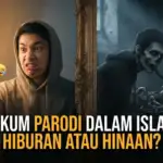 Ilustrasi metafora featured image yang menunjukkan seorang konten kreator membuat video parodi lucu di depan kamera, namun pantulan cermin di sebelahnya memvisualisasikan bayangan dosa ghibah yang gelap dan menyeramkan.