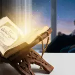 Rahasia Bidadari Surga Marah Saat Istri Menyakiti Suami: Penjelasan Syarah Shahih Al-Bukhari Ilustrasi kitab terbuka bertuliskan kaligrafi 'Syarah Shahih Al-Bukhari' di atas rehal kayu dengan tasbih, berlatar belakang pasangan suami istri muslim yang duduk memandang langit malam penuh bintang dari jendela.