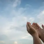 Ilustrasi tangan berdoa menengadah ke langit, praktik sunnah saat menghadapi masalah berat.