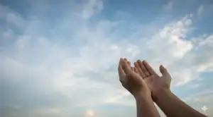 Home 29 Illustration of praying hands looking up to the sky, a sunnah practice when facing serious problems.