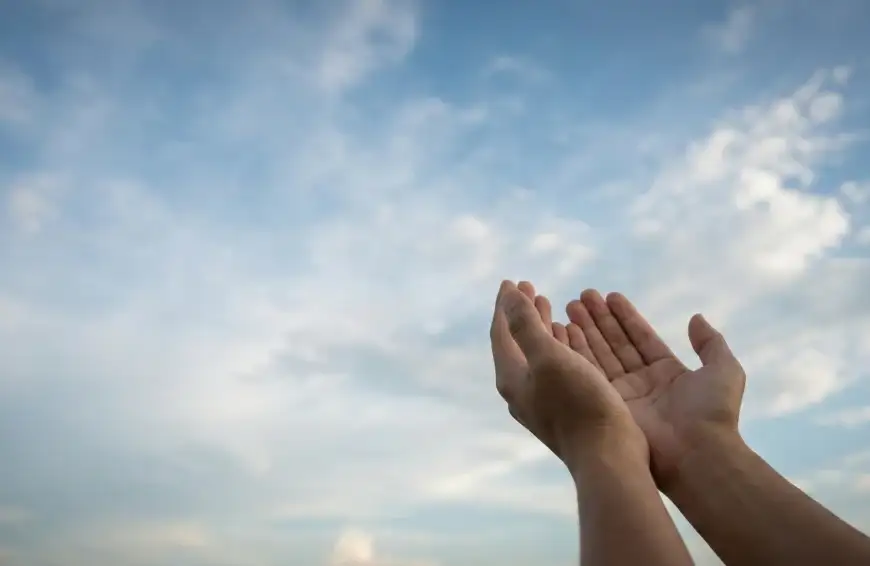 Home 1 Ilustrasi tangan berdoa menengadah ke langit, praktik sunnah saat menghadapi masalah berat.