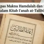 Halaman terbuka dari kitab kuning tua I'anah at-Talibin yang menampilkan teks Arab asli yang membahas makna Hamdalah dan syukur, termasuk kutipan "(قوله: الحمد لله) آثره على الشكر...". Kitab ini diletakkan di atas meja kayu di samping buku catatan, pena, dan secangkir teh, dengan spanduk judul artikel "Mengupas Makna Hamdalah dan Syukur dalam Kitab I'anah at-Talibin" di bagian atas.
