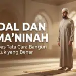 Pria Muslim berdiri tegak tenang dalam posisi I'tidal di atas sajadah di dalam masjid yang terang. Teks judul pada gambar berbunyi "I'TIDAL DAN TUMA'NINAH: Mengupas Tata Cara Bangun dari Rukuk yang Benar".
