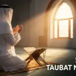 Ilustrasi seorang pria Muslim berdoa dengan khusyuk di dalam masjid yang diterangi cahaya matahari, dengan Al-Qur'an dan tasbih, sebagai gambar utama artikel tentang Sholat Taubat Nasuha.