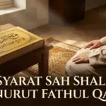 Seseorang dalam posisi duduk tahiyat akhir di atas sajadah, di samping meja kayu yang memuat kitab kuning tertutup dengan kaligrafi 'Fathul Qarib Al-Mujib' dan sebuah jam kuno. Terdapat teks besar di bagian bawah gambar bertuliskan '5 SYARAT SAH SHALAT MENURUT FATHUL QORIB'.