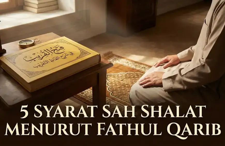 Seseorang dalam posisi duduk tahiyat akhir di atas sajadah, di samping meja kayu yang memuat kitab kuning tertutup dengan kaligrafi 'Fathul Qarib Al-Mujib' dan sebuah jam kuno. Terdapat teks besar di bagian bawah gambar bertuliskan '5 SYARAT SAH SHALAT MENURUT FATHUL QORIB'.