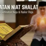 Ilustrasi artikel blog berjudul 'TINGKATAN NIAT SHALAT: Ngaji Kitab Safinatun Naja & Nailur Raja'. Gambar menampilkan kitab kuning Nailur Raja tertutup di atas rehal kayu di latar depan, dengan seorang pria Muslim berbaju koko dan peci sedang berdoa dengan tangan terangkat di latar belakang masjid yang buram.