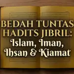 Flatlay meja belajar ustadz dengan kitab kuning terbuka, tasbih kayu, kopi hitam, dan kacamata, bertuliskan "BEDAH TUNTAS HADITS JIBRIL: Islam, Iman, Ihsan & Kiamat" dengan nuansa warna cokelat hangat.