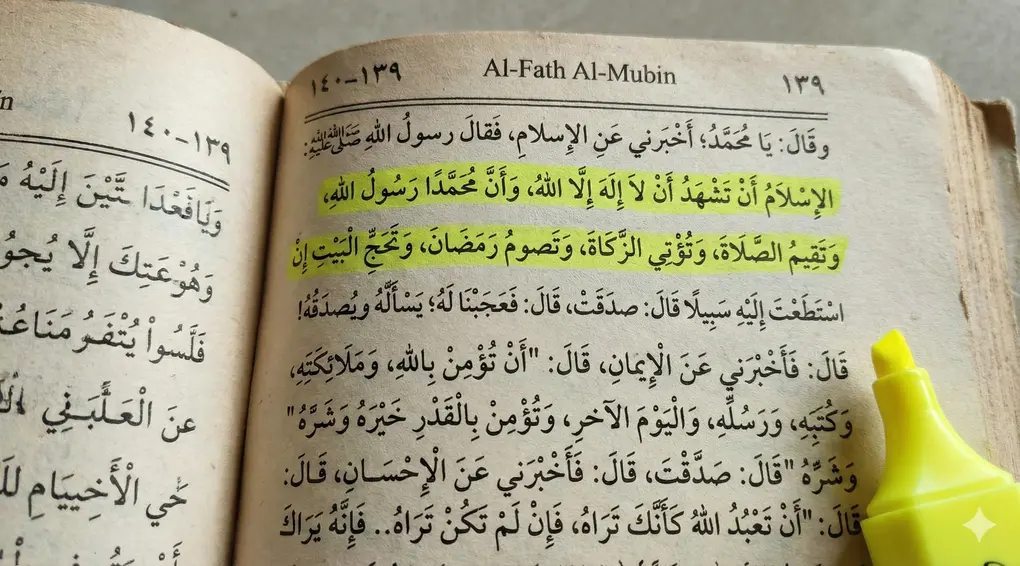 Hadits Jibril: Memahami 3 Tingkatan Agama (Islam, Iman, Ihsan) dan Tanda Kiamat Menurut Syarah Al-Fath Al-Mubin 3 Foto close-up halaman 139-140 kitab kuning Al-Fath Al-Mubin, dengan highlight kuning stabilo pada teks Arab "Fa akhbirni anil Islam".