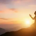 Ilustrasi orang berdoa memohon ampunan Allah, simbol hakikat taubat nasuha