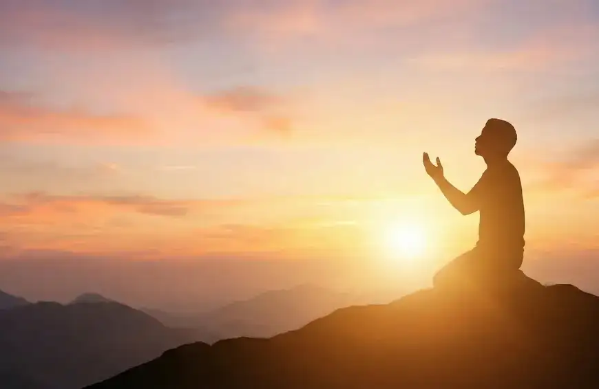 Ilustrasi orang berdoa memohon ampunan Allah, simbol hakikat taubat nasuha