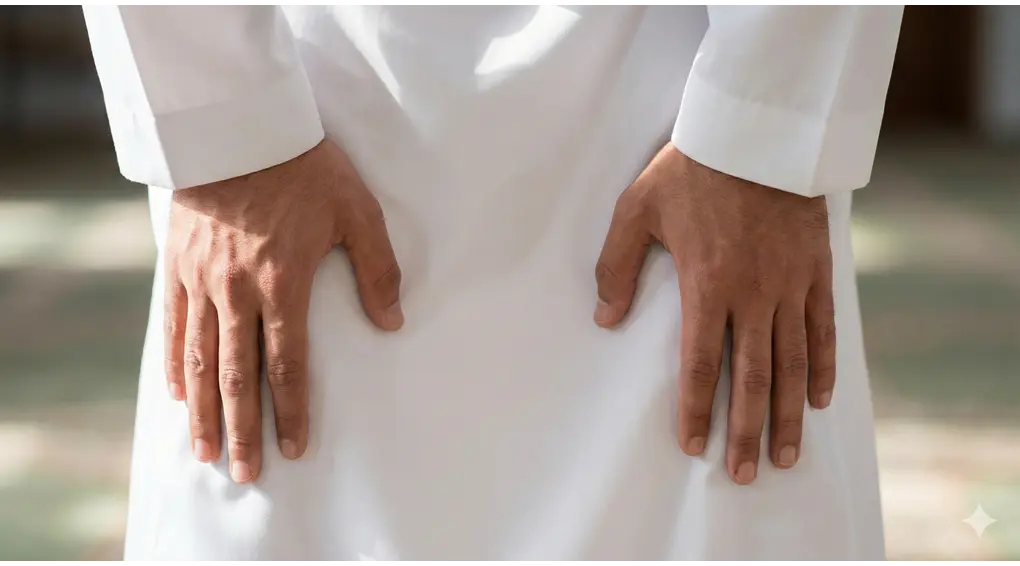 A close-up showing the Sunnah method of placing hands during Ruku, with palms firmly grasping the kneecaps and fingers spread apart.