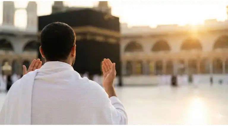 Kajian Fiqh Madzhab Syafi'i: Panduan Lengkap Hukum Islam, Doa, dan Tasawuf 1 A male worshipper prays with deep devotion before the Kaaba in Masjidil Haram, Mecca, at dusk.