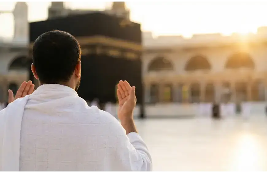 Seorang jamaah pria berdoa dengan khusyuk di depan Ka'bah di Masjidil Haram Makkah saat senja.