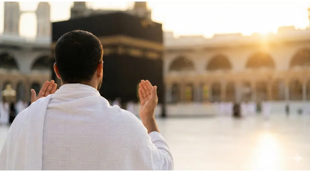 Seorang jamaah pria berdoa dengan khusyuk di depan Ka'bah di Masjidil Haram Makkah saat senja.