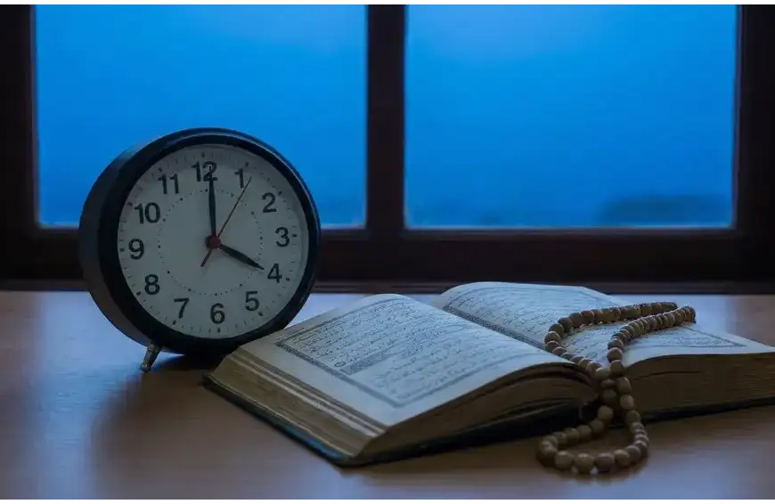 Jam dinding analog menunjukkan waktu subuh di depan jendela berlatar cahaya fajar kebiruan, dengan kitab fiqih terbuka dan tasbih di atas meja kayu.