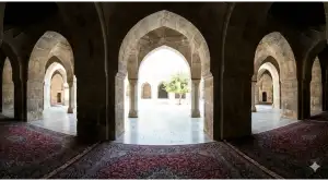 Pemandangan dari dalam masjid melihat ke arah luar gerbang, melambangkan batasan ketat hukum keluar masjid saat melaksanakan ibadah i'tikaf.