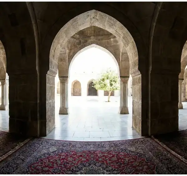 Home 5 Pemandangan dari dalam masjid melihat ke arah luar gerbang, melambangkan batasan ketat hukum keluar masjid saat melaksanakan ibadah i'tikaf.
