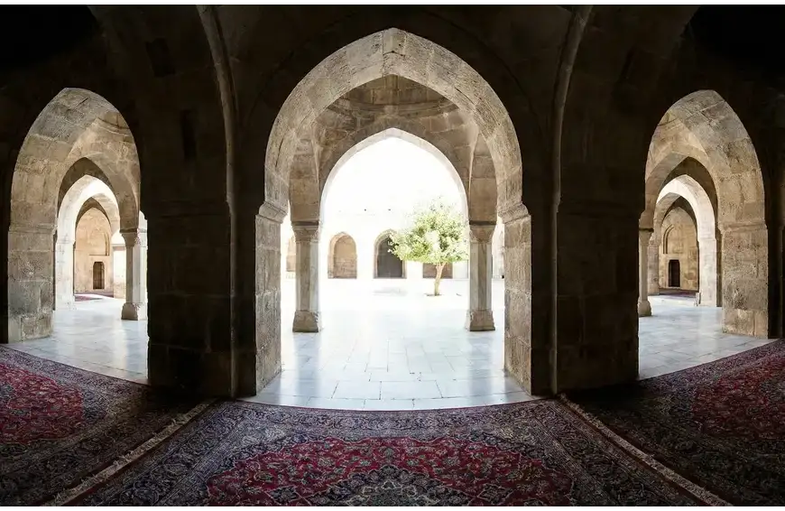 Home 9 Pemandangan dari dalam masjid melihat ke arah luar gerbang, melambangkan batasan ketat hukum keluar masjid saat melaksanakan ibadah i'tikaf.