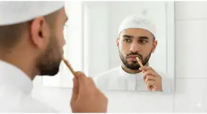 Home 15 Seorang pria Muslim sedang membersihkan mulut dengan siwak sambil bercermin, ilustrasi menjaga kebersihan mulut saat puasa.Seorang pria Muslim sedang membersihkan mulut dengan siwak sambil bercermin, ilustrasi menjaga kebersihan mulut saat puasa.