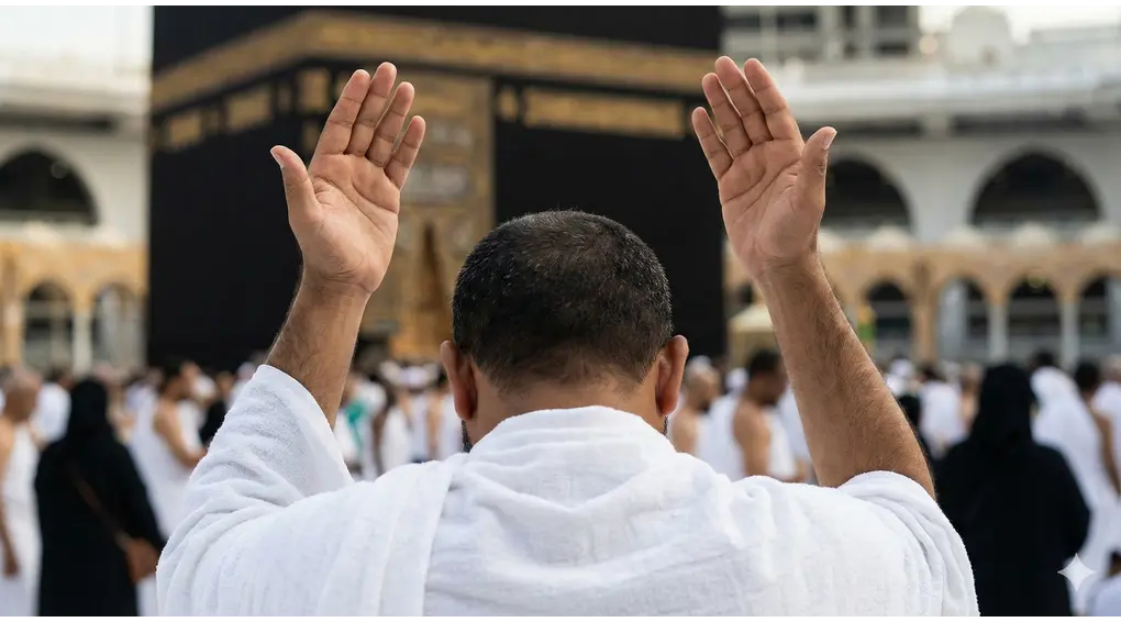 Ilustrasi jamaah haji mengangkat tangan berdoa di depan Ka'bah sesuai madzhab Syafi'i.