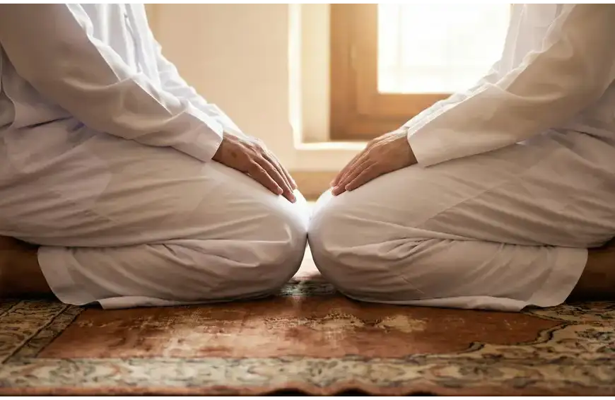 Home 1 An illustration depicting the close knee-to-knee seating arrangement between a scholar and student during traditional talaqqi, imitating the manners of the Angel Jibril.