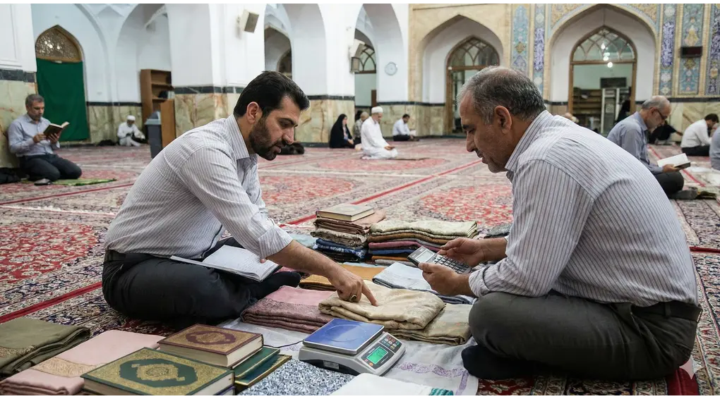 Adab I'tikaf: Hal-Hal yang Diperbolehkan dan Dimakruhkan di Masjid 3 Foto ilustrasi dua pria yang tampak serius mendiskusikan barang dagangan dan menghitung menggunakan kalkulator di dalam masjid, sementara orang lain beribadah di latar belakang. Ini menggambarkan aktivitas transaksi yang dimakruhkan.