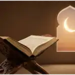 Kitab kuning kuno terbuka di atas rehal kayu dengan latar belakang jendela masjid berbentuk lengkung yang menampakkan bulan sabit (hilal) di langit senja.