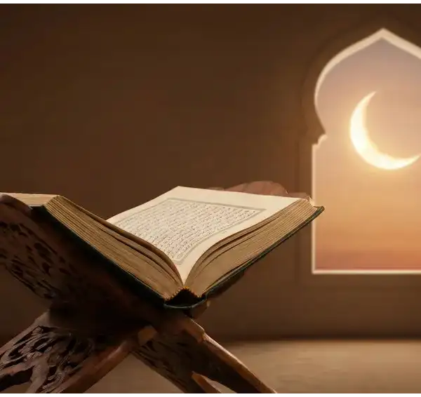 Home 3 Kitab kuning kuno terbuka di atas rehal kayu dengan latar belakang jendela masjid berbentuk lengkung yang menampakkan bulan sabit (hilal) di langit senja.