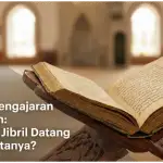 An open copy of Al-Fath Al-Mubin rests upon a wooden stand, symbolizing the pedagogical approach of the Prophet found in the Hadith of Gabriel.