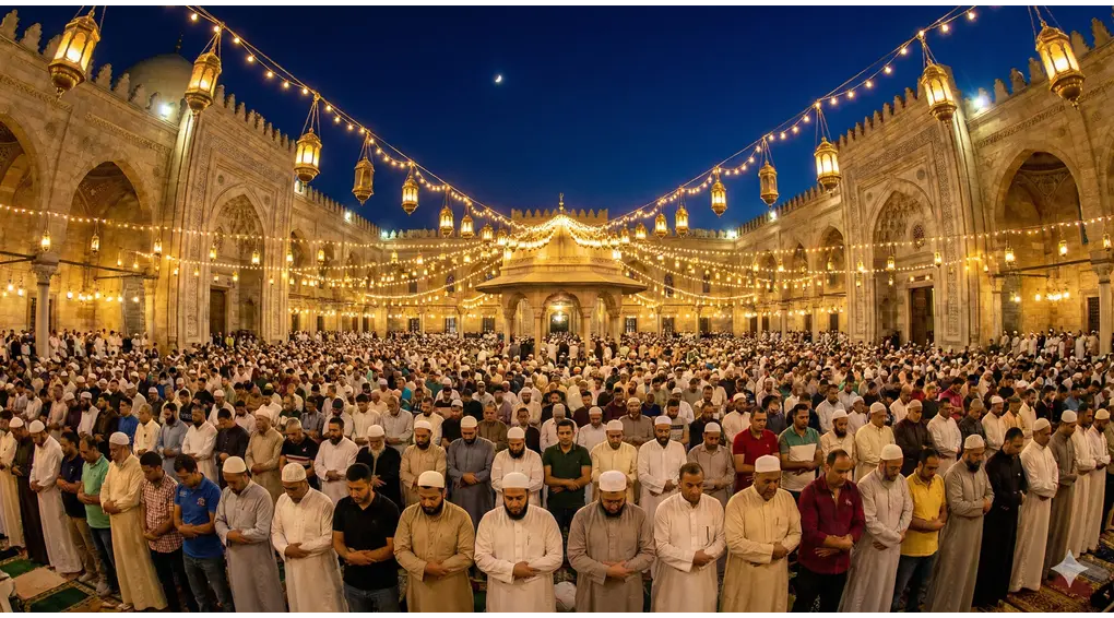 Ratusan jamaah laki-laki melaksanakan shalat Tarawih berjamaah di pelataran masjid pada malam bulan Ramadhan yang bercahaya.
