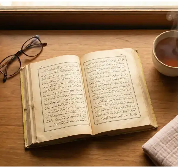 Home 3 Kitab kuning Fathul Mu'in terbuka dengan kacamata dan perlengkapan bayi di sampingnya, ilustrasi kajian fiqih menyusui.