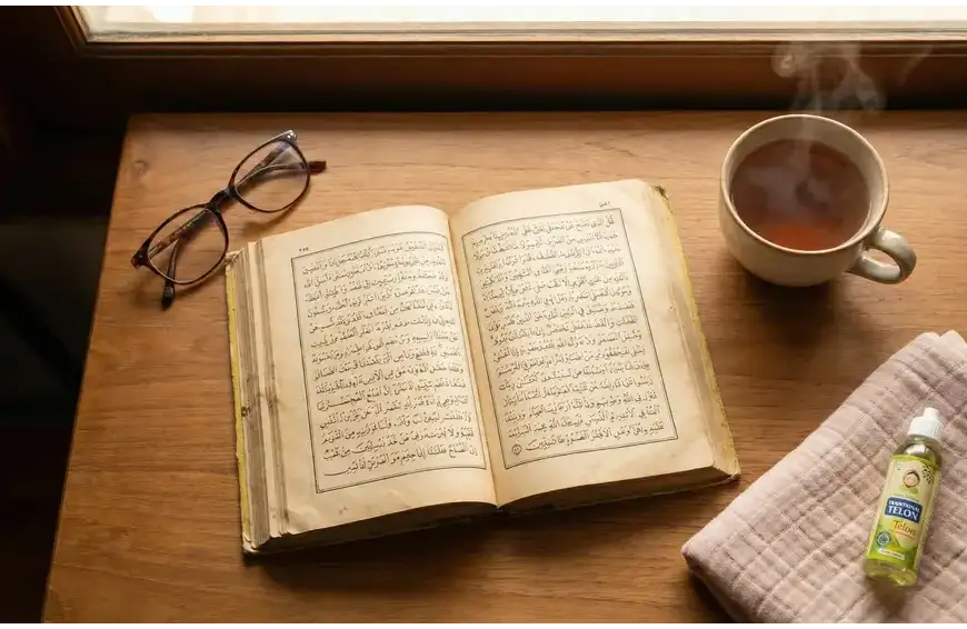 Home 7 Kitab kuning Fathul Mu'in terbuka dengan kacamata dan perlengkapan bayi di sampingnya, ilustrasi kajian fiqih menyusui.