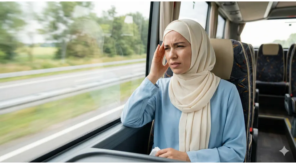 Apakah Muntah Membatalkan Puasa? Ini Perinciannya 2 Muslimah berhijab mengalami mabuk perjalanan di dalam kendaraan saat berpuasa.