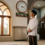 A visually appealing featured image illustrating the concept of time limits and constraints in Shafi'i jurisprudence regarding obligatory prayers.